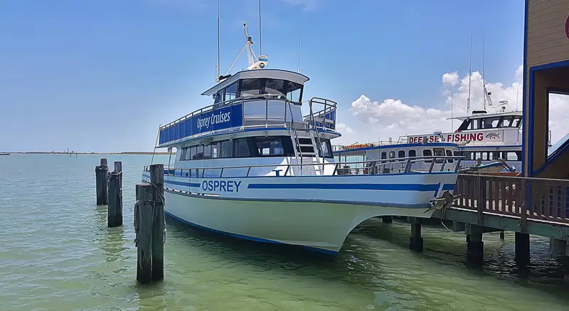 El barco de Osprey Cruises atracado en el muelle