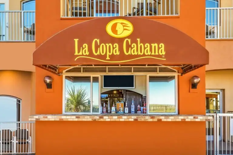 El toldo de La Copa Cabana y la ventanilla del bar