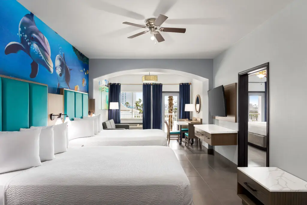 Suite familiar de dos ambientes con un mural de delfines sobre las camas